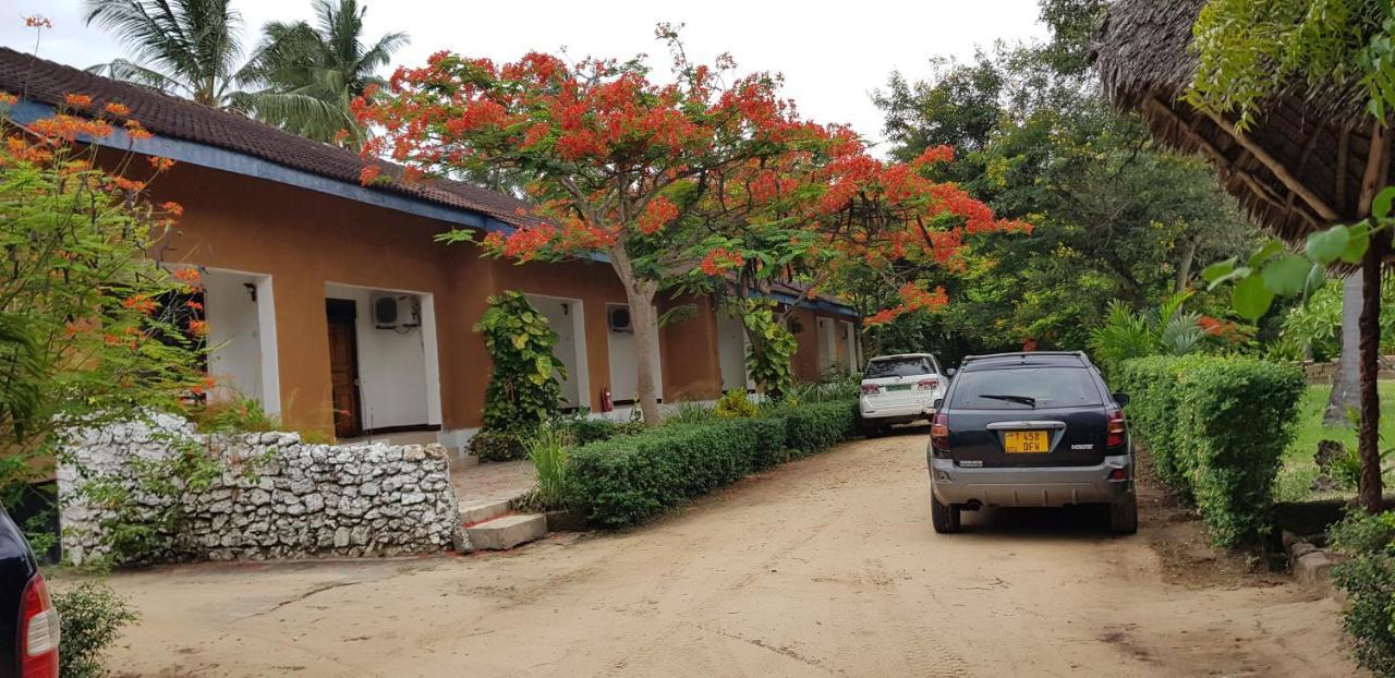 Funky Squids Beach Resort Bagamoyo Buitenkant foto